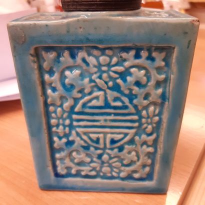 CHINE Flacon de forme rectangulaire en porcelaine émaillée bleu turquoise sur le...
