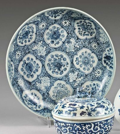 VIETNAM - XVIIe siècle 
Porcelain bowl decorated in blue underglaze with four-lobed...