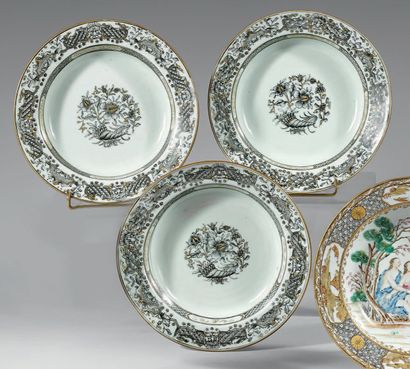 null Trois assiettes en porcelaine décorée en grisaille et or d'une corne d'abondance...