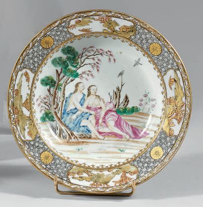 null Assiette creuse en porcelaine décorée en émaux polychromes de la famille rose...