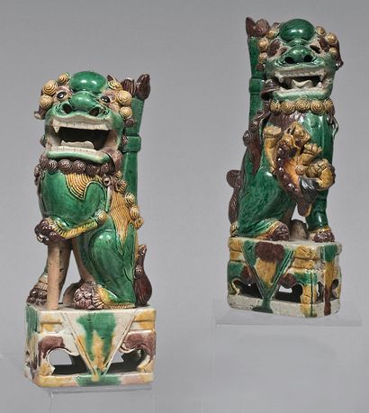 CHINE - Époque KANGXI (1662-1722) 
Couple de chimères en porcelaine émaillée jaune,...