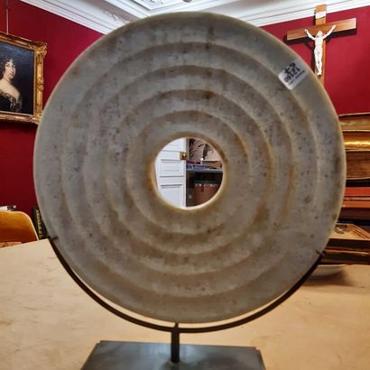 CHINE Disque bi en néphrite sculpté de rayons de cercles.
Diamètre : 26,3 cm