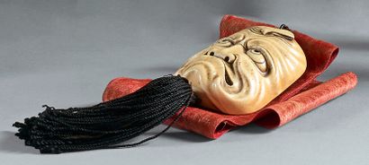 JAPON - Epoque MEIJI (1868-1912) 
Ivory netsuke in the shape of a grimacing mask....