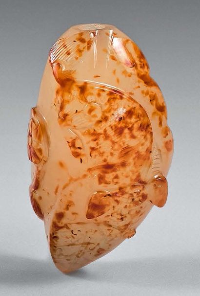 CHINE - fin du XIXe siècle 
A leaf-shaped agate snuffbox decorated in relief with...