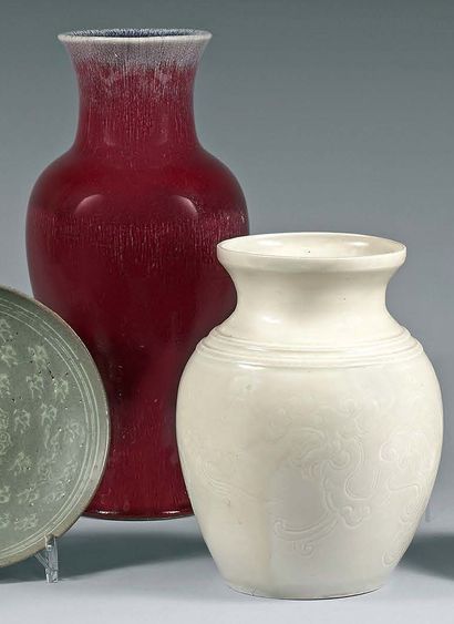 JAPON - XXe siècle 
A cream enamelled porcelain baluster vase with incised underglaze...