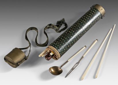 CHINE - XIXe siècle 
Nécessaire à pique nique comprenant deux paire de baguettes...