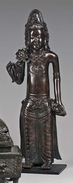 CHINE du SUD - XXe siècle 
Grande statuette en bronze à patine brune, boddhisatva...