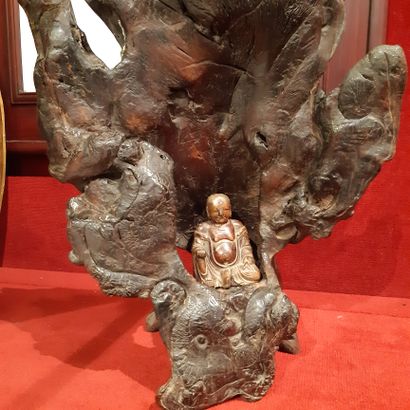 CHINE - XIXe siècle 
Importante racine formant grotte, agrémenté d'une statuette...