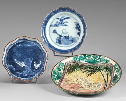 JAPON - Époque EDO (1603-1868) 
Ensemble comprenant trois coupelles :
- Deux en porcelaine...