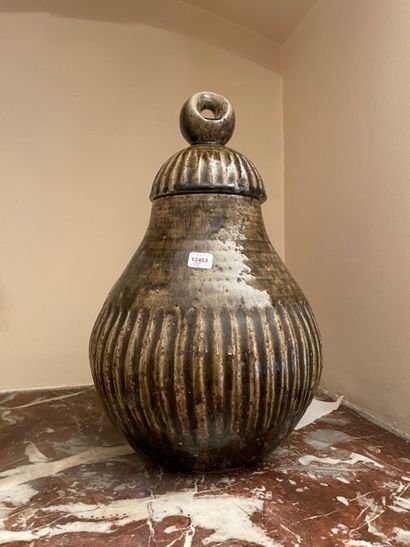 null Vase couvert en terre cuite vernissé. Travail populaire du XIXème siècle.