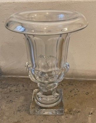 null Grand vase en cristal de style Médicis.

(petits éclats)

Hauteur : 31 cm.