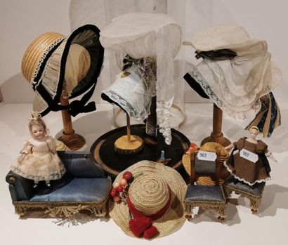 null Ensemble comprenant diverses coiffes et chapeaux – salon de mignonettes en soie...