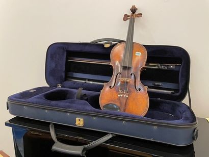 null Violon tzigane, à décor d'une sculpture au dos et deux archets.