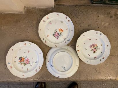 null Suite de quatre assiettes en porcelaine allemande moderne à décor floral, marqué...