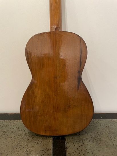null Guitare de Pierre Anatasio, luthier à Montreuil (B. E)