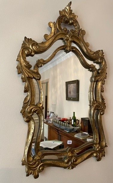 null Petit miroir à parclose en bois doré et sculpté. Style Louis XV.
