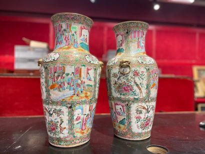 null 
Paire de vases en porcelaine de Canton à décor de scènes dans des réserves.

XIXème...