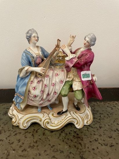 null 
CAPO Di MONTE : couple de chanteurs, statuette en porcelaine (marqué).
