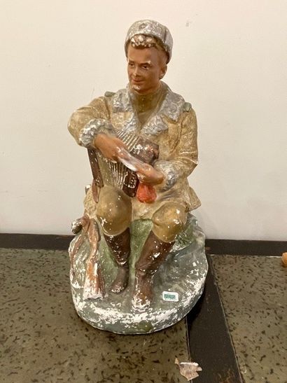 null Sculpture d'un russe assis tenant un accordéon, épreuve en plâtre peint pol...