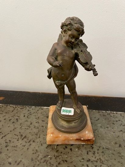 null Lot comprenant deux sculptures :

petite statuette d'un ange jouant du violon,...