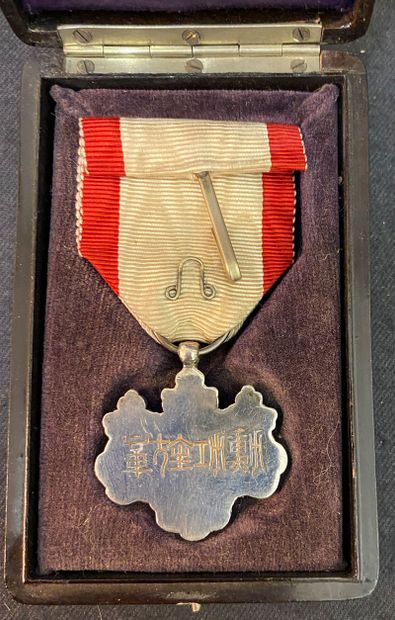 null Japan - Order of the Rising Sun, 8th class silver badge, yellowed ribbon. In...