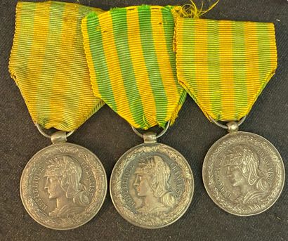 null Lot de trois médailles du Tonkin pour la Marine en argent, deux à bélière olive,...
