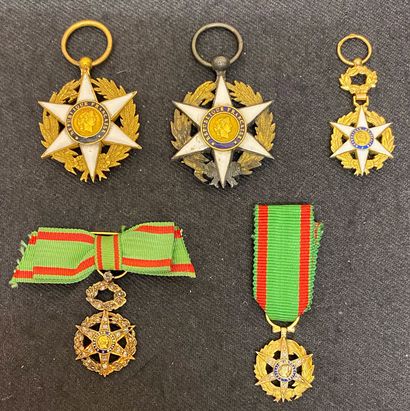 null Ordre du Mérite agricole, fondé en 1883, lot de cinq insignes : deux chevaliers...