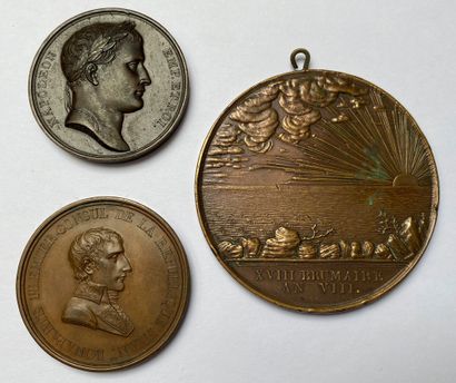 null Consulat, Empire, trois médailles en bronze :
- Commémoration du 18 brumaire...