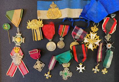 null Lot of about fifteen medals of private societies including: Red Cross of Belgium,...