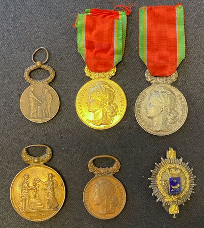 null Lot de six médailles et insignes : une médaille d'honneur de la Mutualité du...