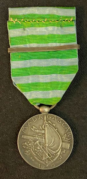 null Médaille du Madagascar, 1895, en argent, bélière olive, ruban cousu avec agrafe...