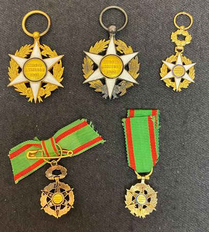 null Ordre du Mérite agricole, fondé en 1883, lot de cinq insignes : deux chevaliers...