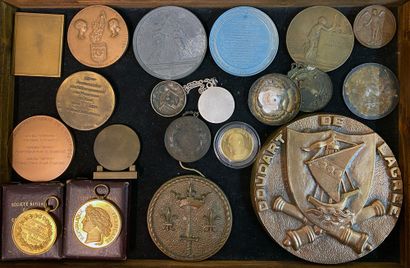 null Lot of about twenty medals on the military or historical theme including: Lyautey,...