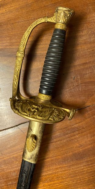 null Épée d'officier de Marine modèle 1837 à ciselure. Fusée en corne avec filigrane....