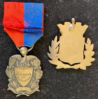 null 1870-1871. Lot de deux : une médaille des «Défenseurs de Châteaudun», modèle...