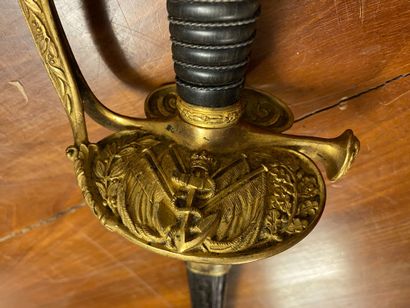 null Épée d'officier de Marine modèle 1837 à ciselure. Fusée en corne avec filigrane....