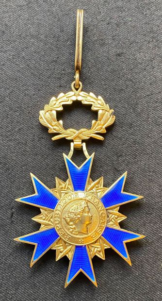 null Ordre national du Mérite, fondé en 1963, bijou de commandeur en vermeil et émail,...