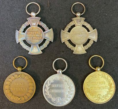 null Roumanie - Lot de cinq médailles : deux croix du Mérite militaire en argent...