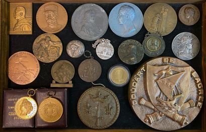 null Lot of about twenty medals on the military or historical theme including: Lyautey,...