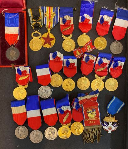 null Lot of twenty-two: seventeen medals of work, of which one mounted in bar with...