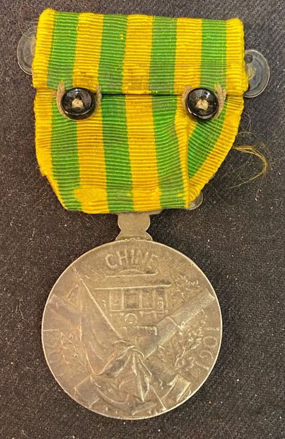 null Medal of China 1900, silver, sewn ribbon with clasp "1900 CHINA 1901".
30 mm
France,...