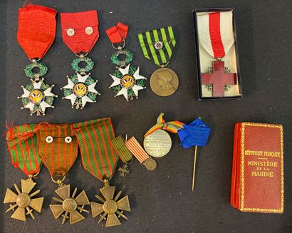 null Lot de onze : trois étoiles de chevalier de la Légion d'honneur IIIe République,...