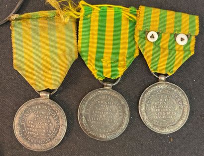 null Lot de trois médailles du Tonkin pour la Marine en argent, deux à bélière olive,...