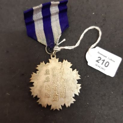 null Chine, Yunnan - Médaille militaire du Yunnan, vers 1920, en argent partiellement...