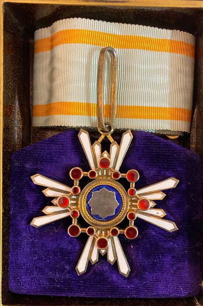 null Japan - Order of the Sacred Treasure, 3rd class jewel (commander) in gilt and...