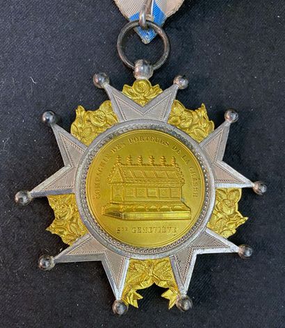 null Cross of the Compagnie de Porteurs de la Châsse de Sainte-Geneviève, in silvered...