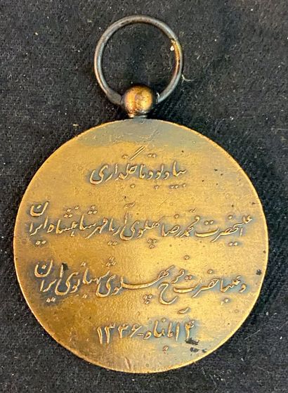null Perse / Iran - Médaille du Sacre de Mohammed Reza Shah Pahlavi, 26 octobre 1967,...