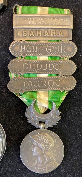 null Médaille du Maroc, 1909 en argent, ruban avec cinq barrettes, trois du type...