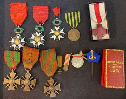 null Lot de onze : trois étoiles de chevalier de la Légion d'honneur IIIe République,...