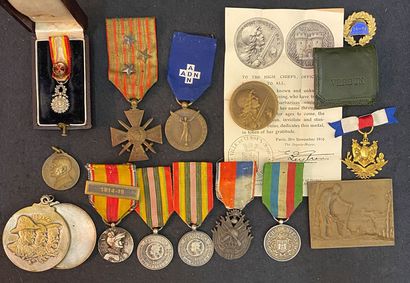 null World War I, lot of fourteen: a bronze Croix de Guerre 1914-1918 with three...